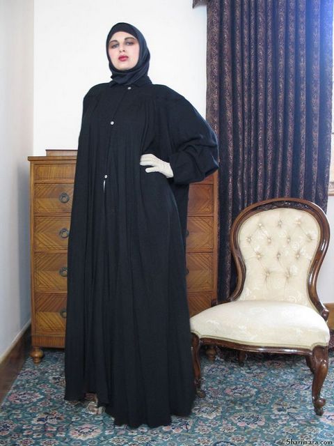 Арабская дамочка оказывается абсолютно голой и демонстрирует свою пизду перед объективом