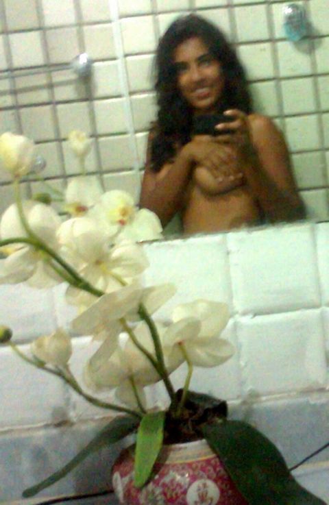 Селфи в ванне девки из Шри-Ланки