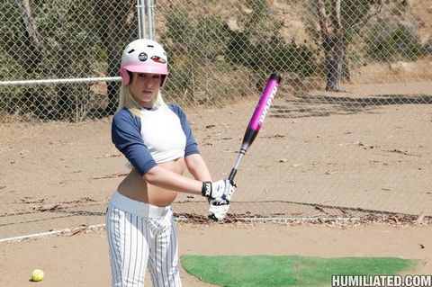 Кэти Самерс в бейсбольной униформе связывают и вытрахивают как тёлку